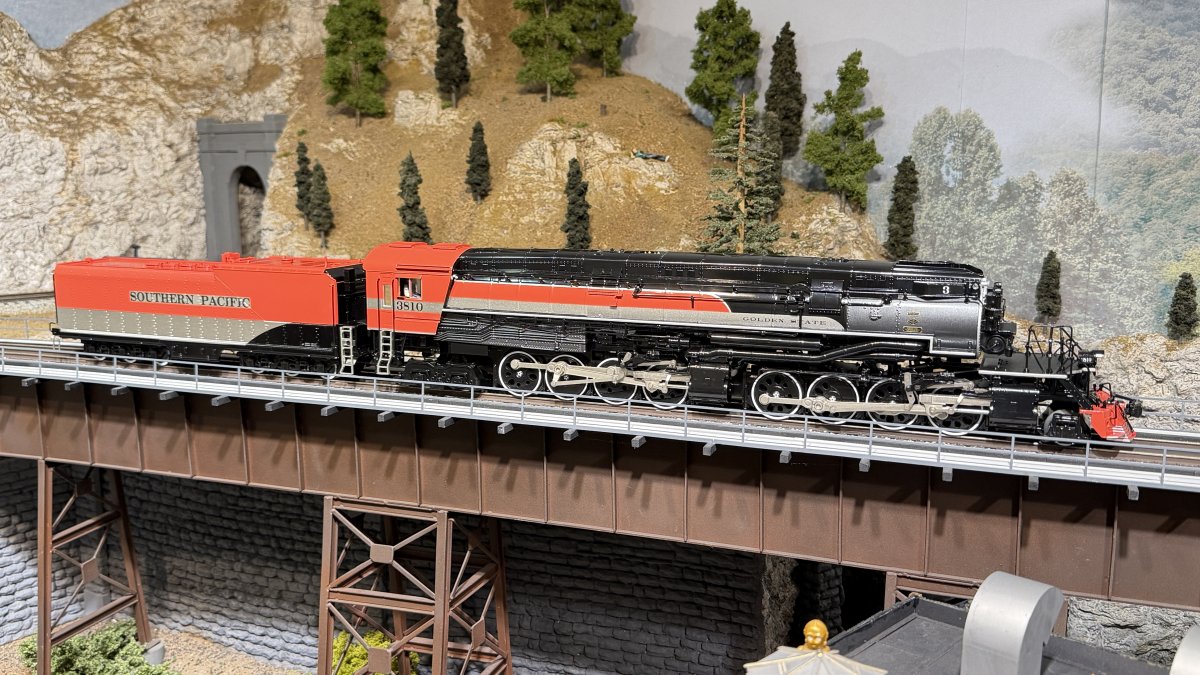 Southern Pacific "Golden State" AC-9