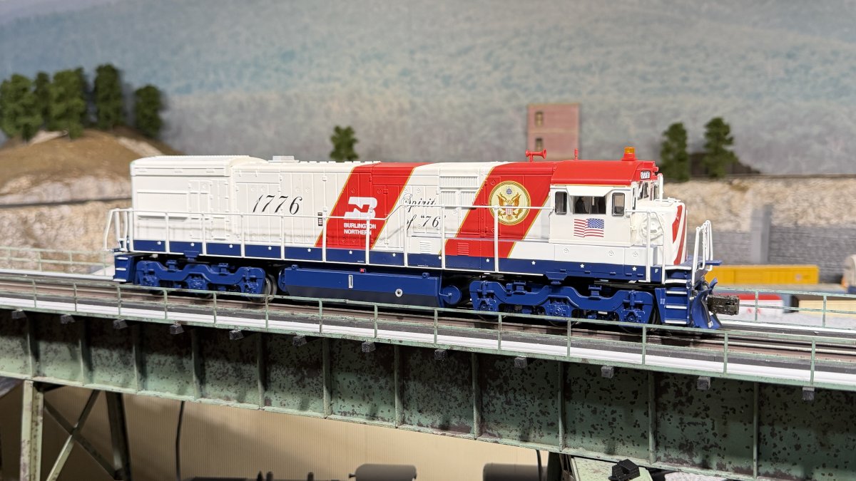 Burlington Northern Bicentennial Diesel w/Legacy U30C