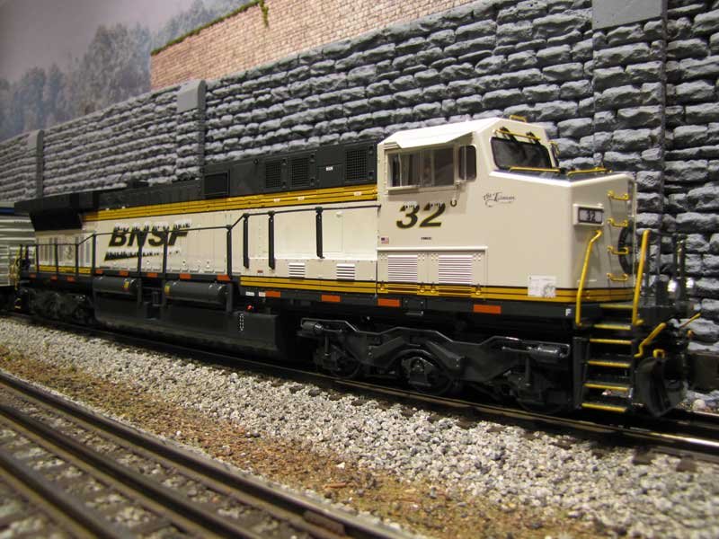 BNSF Ice Cold Express AC6000 #32 Diesel Engine w/Legacy