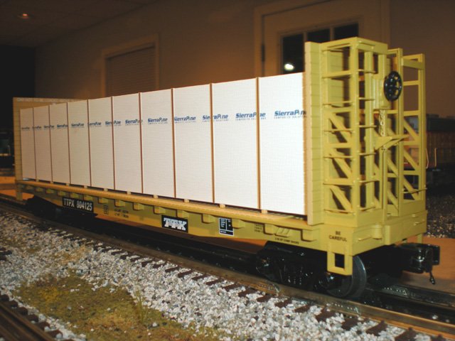 TTX Flat Car w/Bulkheads w/Covered Wood Load #804125