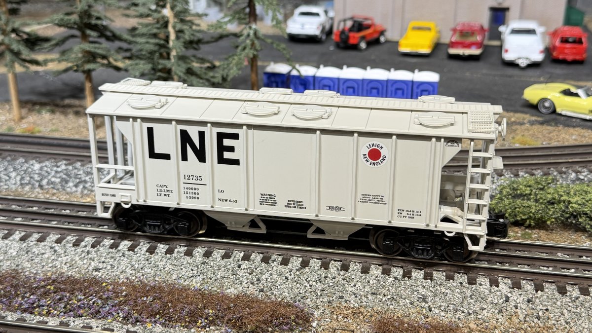 Lehigh & New England 34ft 2-Bay Covered Hopper Car